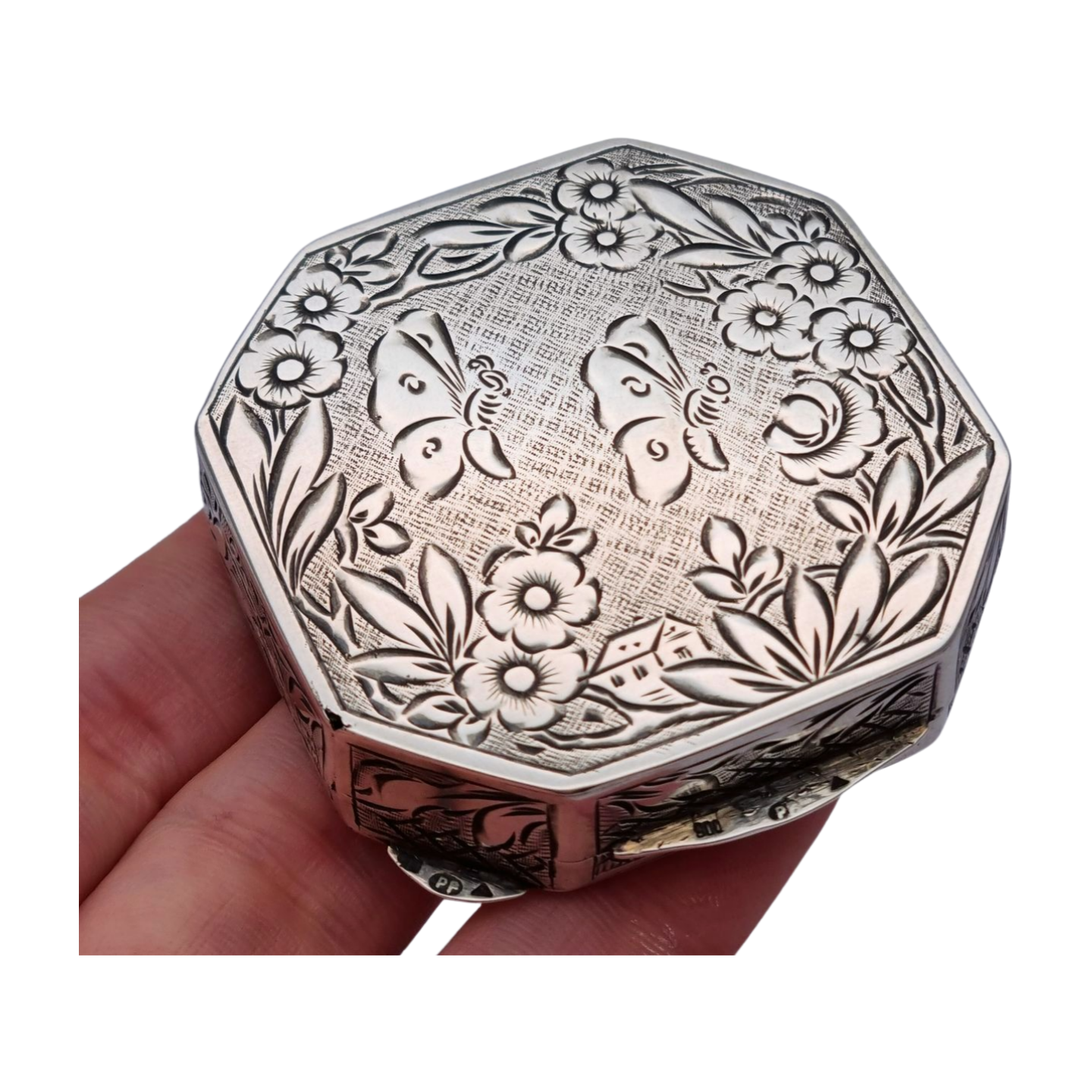 Polvera antigua octogonal en plata 800 grabada con mariposas y flores, circa 1950