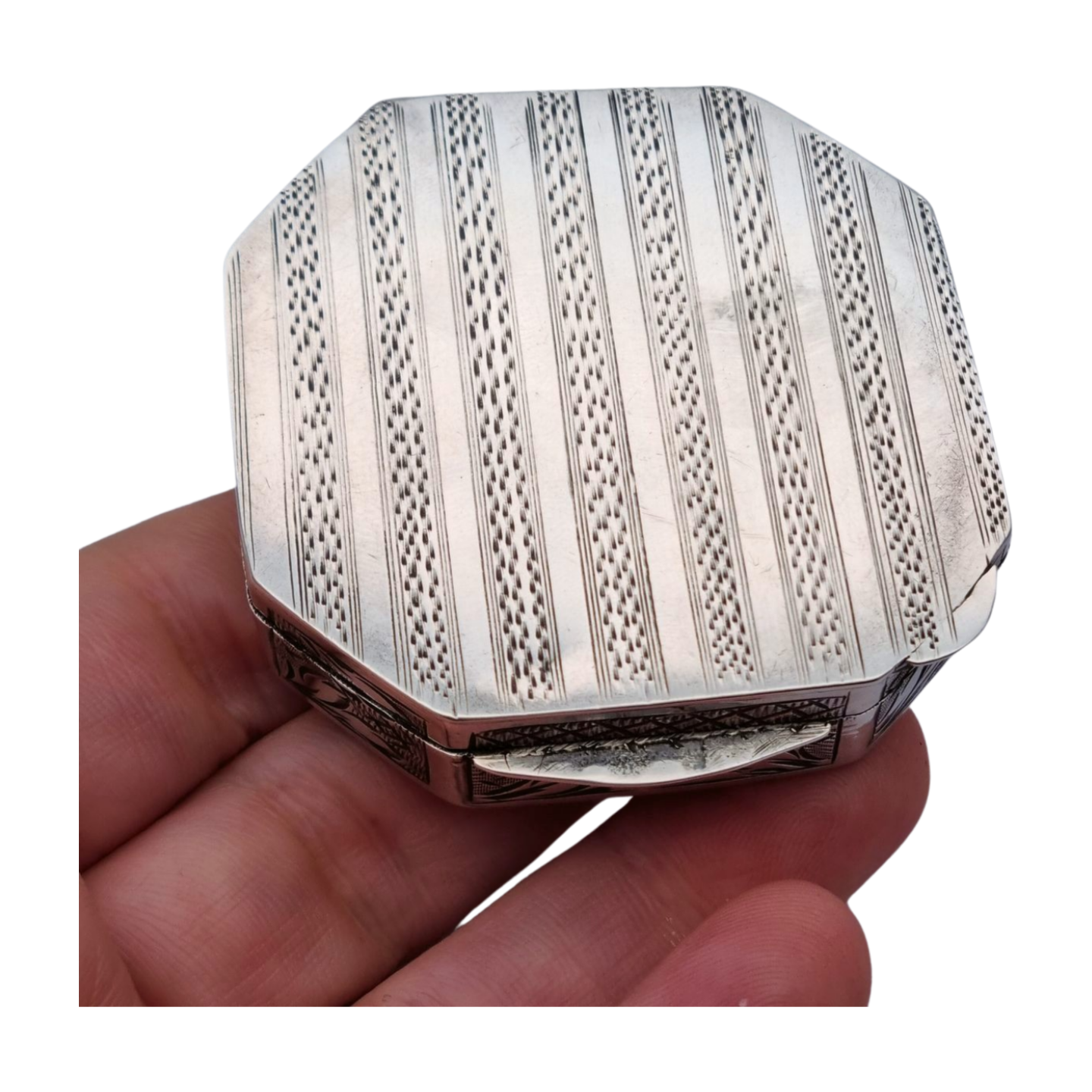 Polvera antigua octogonal en plata 800 grabada con mariposas y flores, circa 1950