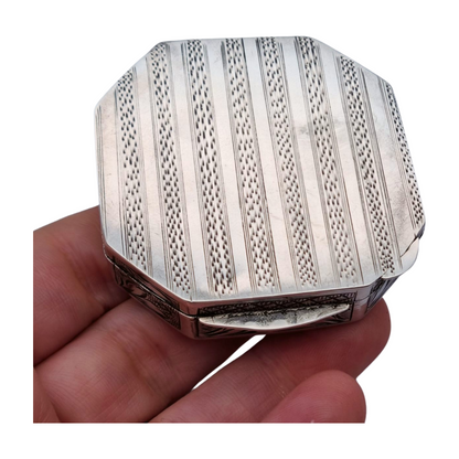 Polvera antigua octogonal en plata 800 grabada con mariposas y flores, circa 1950