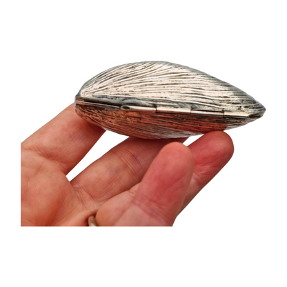 Vintage 800 silver mussel-shaped box for collectors. Italy 1980