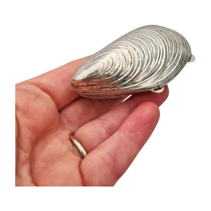 Vintage 800 silver mussel-shaped box for collectors. Italy 1980