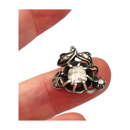 Colgante floral victoriano en plata con diamantes y detalles en oro, circa 1890