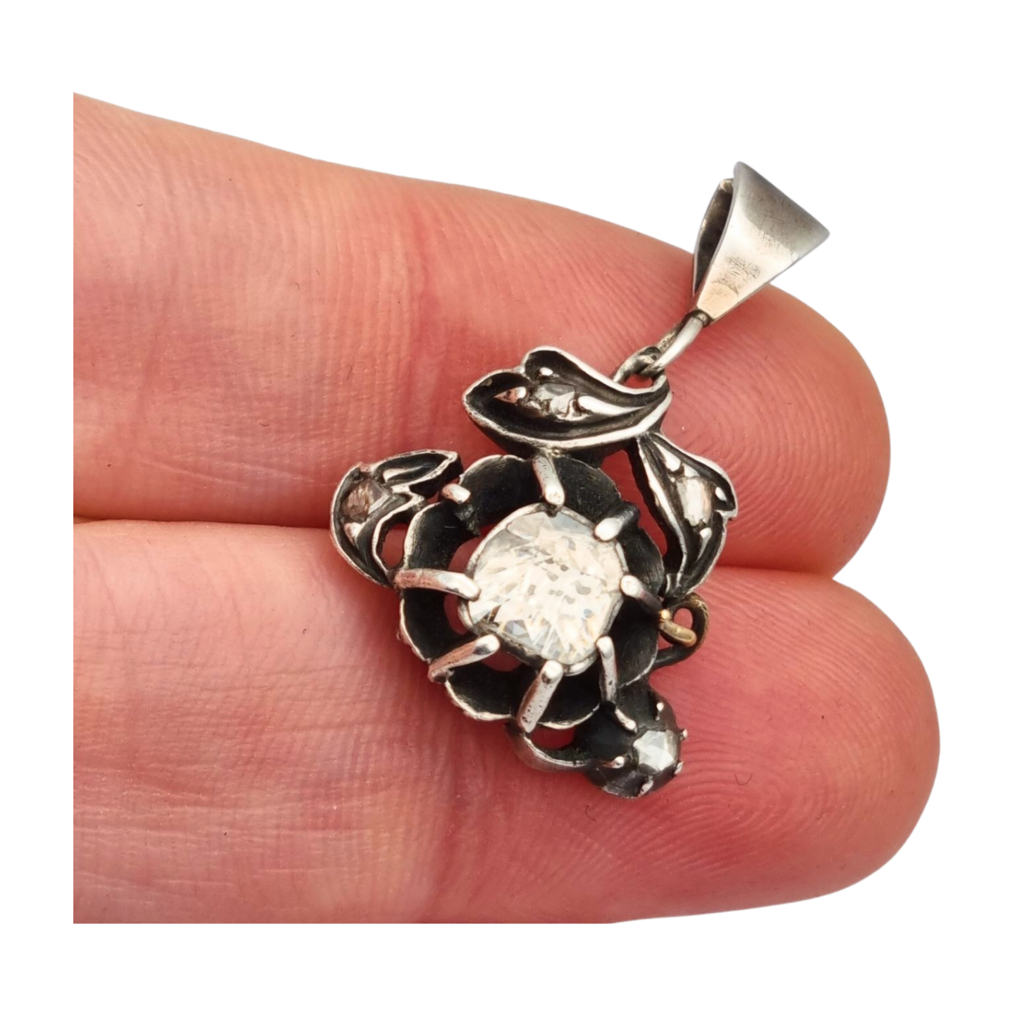 Colgante floral victoriano en plata con diamantes y detalles en oro, circa 1890