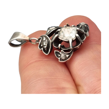 Colgante floral victoriano en plata con diamantes y detalles en oro, circa 1890