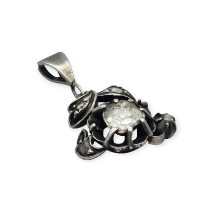 Colgante floral victoriano en plata con diamantes y detalles en oro, circa 1890