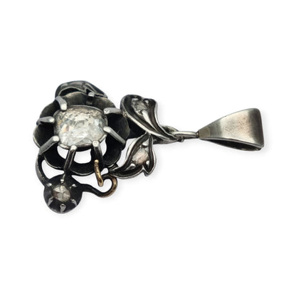 Colgante floral victoriano en plata con diamantes y detalles en oro, circa 1890