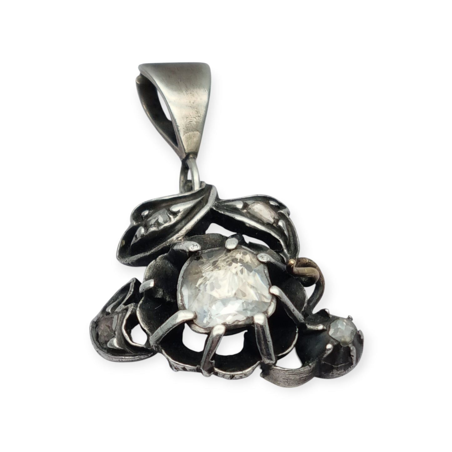 Colgante floral victoriano en plata con diamantes y detalles en oro, circa 1890