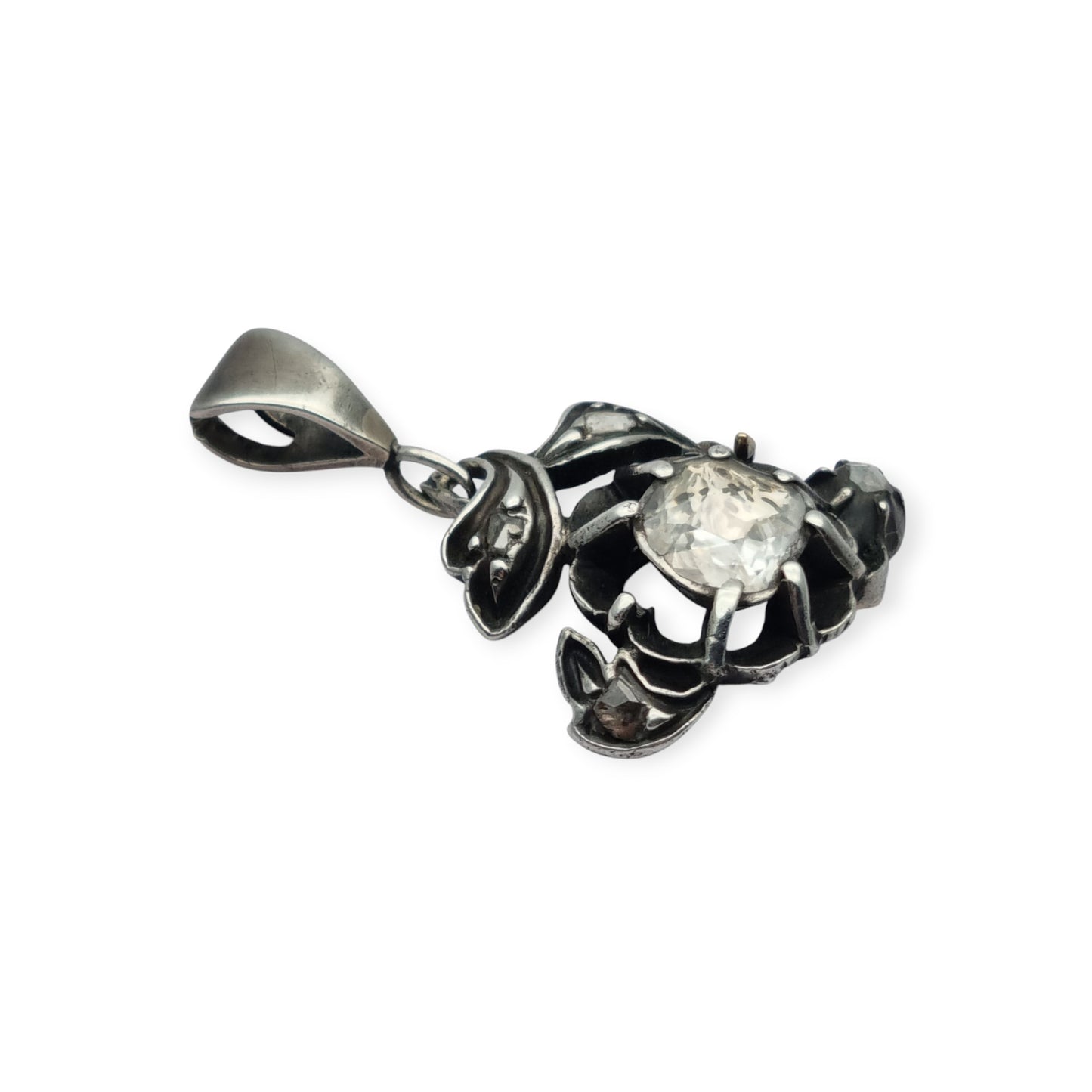 Colgante floral victoriano en plata con diamantes y detalles en oro, circa 1890