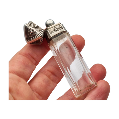 Frasco de perfume Belle Époque de plata grabada y cristal, circa 1900