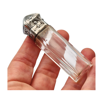 Frasco de perfume Belle Époque de plata grabada y cristal, circa 1900