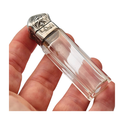 Frasco de perfume Belle Époque de plata grabada y cristal, circa 1900