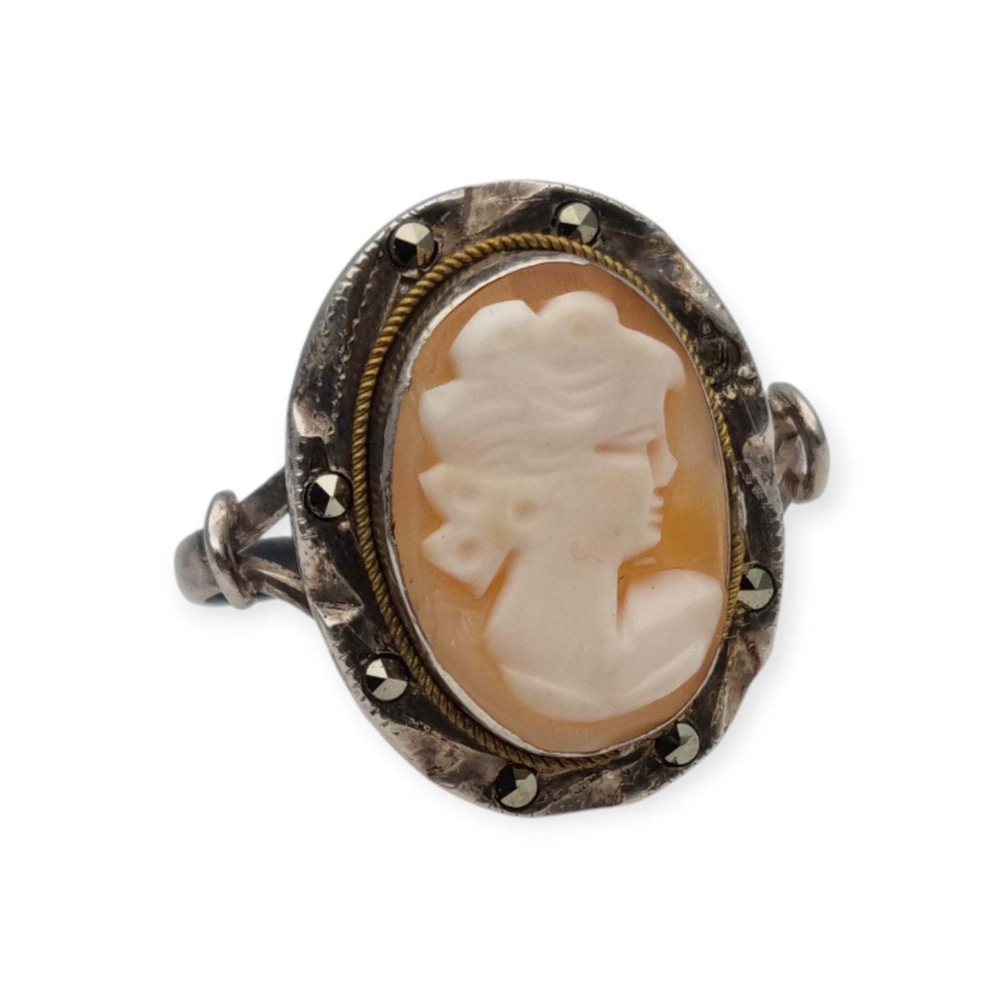 Anillo camafeo en plata con marquesitas estilo victoriano circa 1950 concha tallada