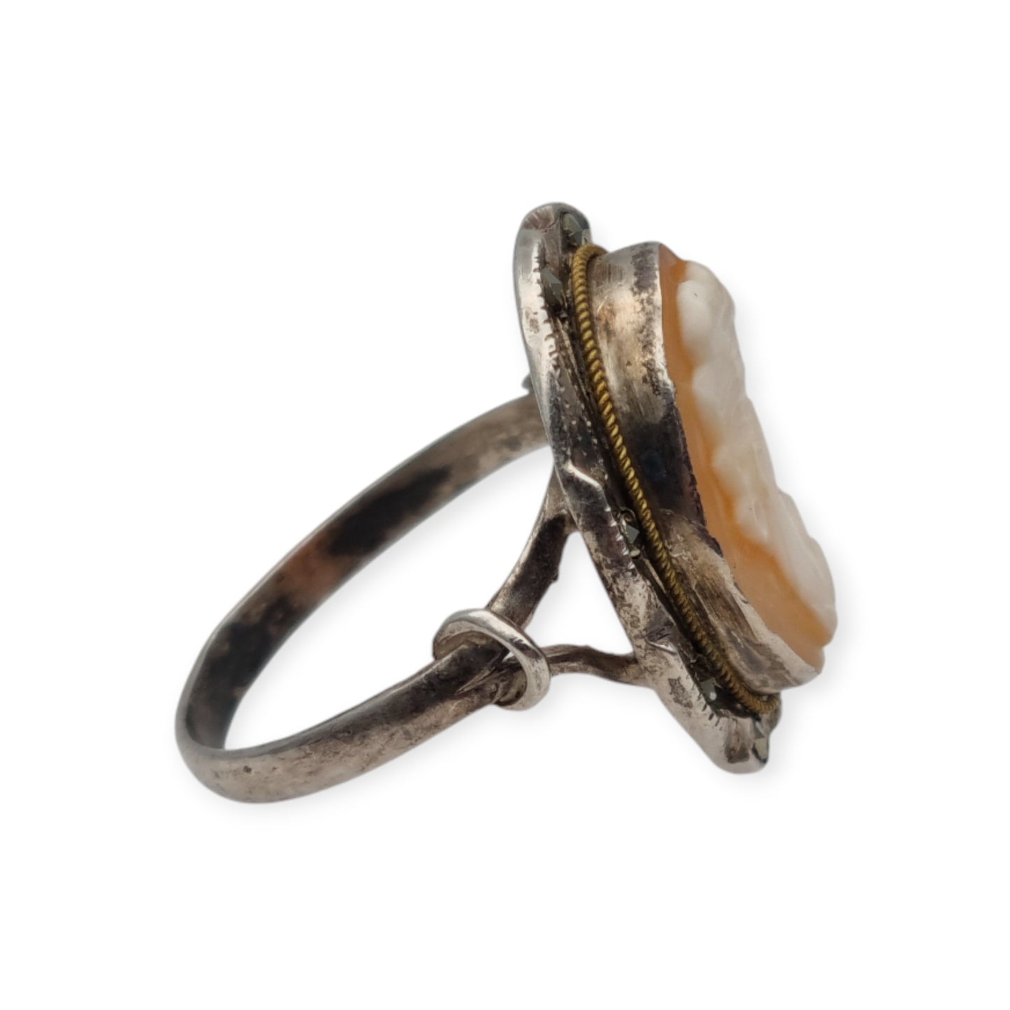 Anillo camafeo en plata con marquesitas estilo victoriano circa 1950 concha tallada