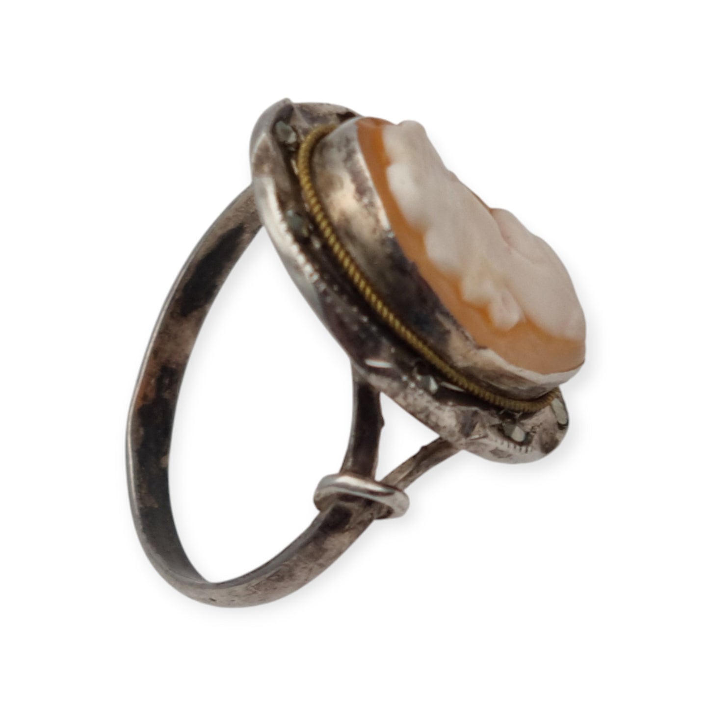 Anillo camafeo en plata con marquesitas estilo victoriano circa 1950 concha tallada