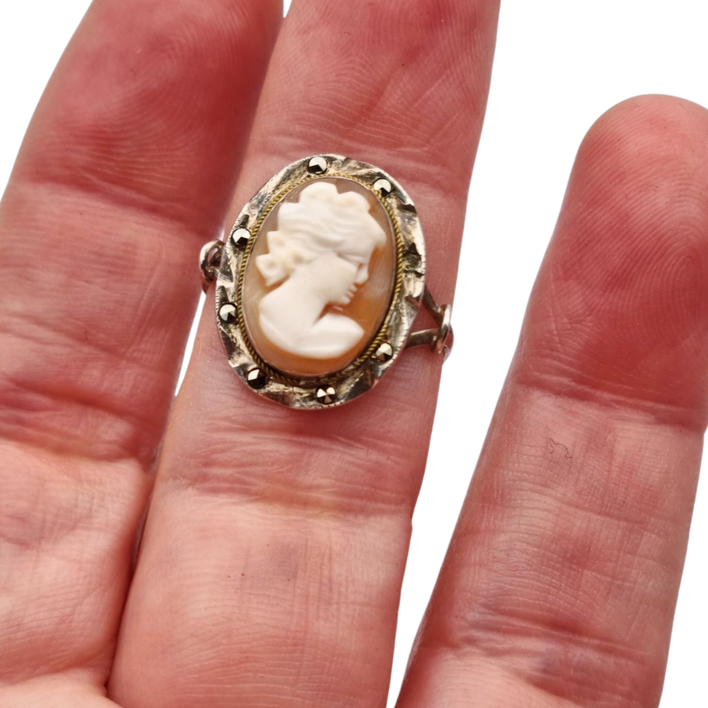 Anillo camafeo en plata con marquesitas estilo victoriano circa 1950 concha tallada