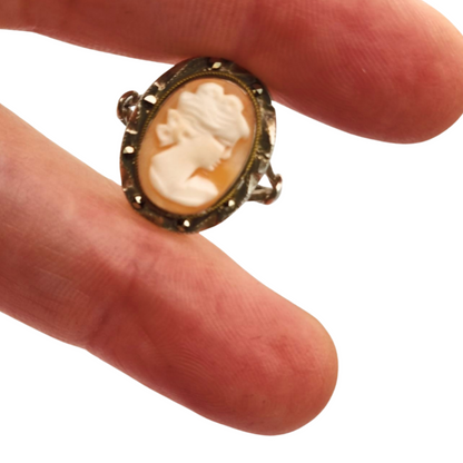 Anillo camafeo en plata con marquesitas estilo victoriano circa 1950 concha tallada