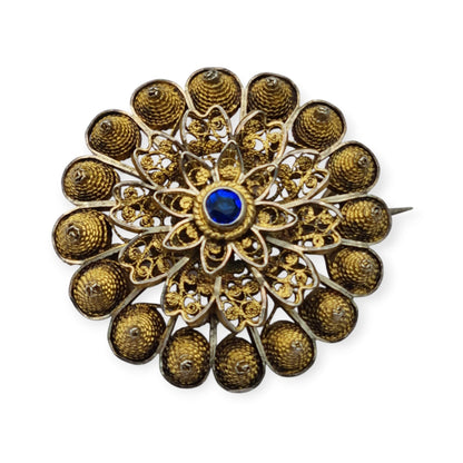Floral brooch from the 1930s-40s in gilded silver with blue crystal and oriental filigree