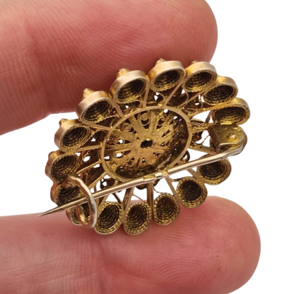 Floral brooch from the 1930s-40s in gilded silver with blue crystal and oriental filigree