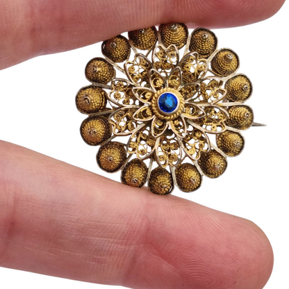 Floral brooch from the 1930s-40s in gilded silver with blue crystal and oriental filigree
