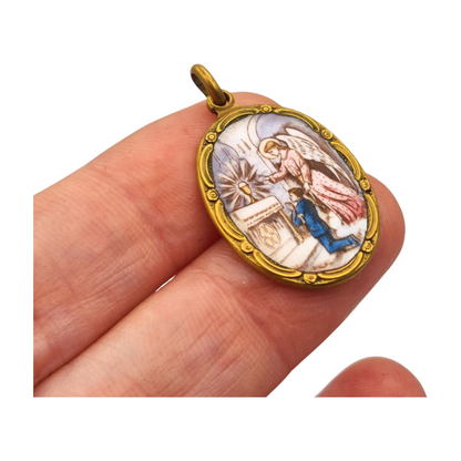 Medalla religiosa Art Nouveau en metal y esmalte, circa 1910-20, ángel y niño en adoración