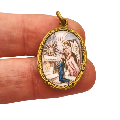 Medalla religiosa Art Nouveau en metal y esmalte, circa 1910-20, ángel y niño en adoración