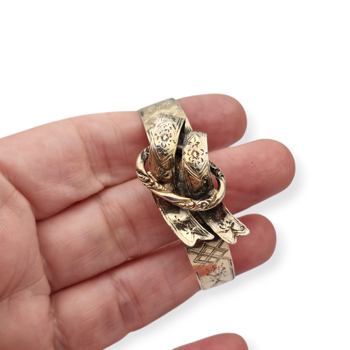 Brazalete victoriano europeo en plata dorada grabado floral con lazo central, finales siglo XIX