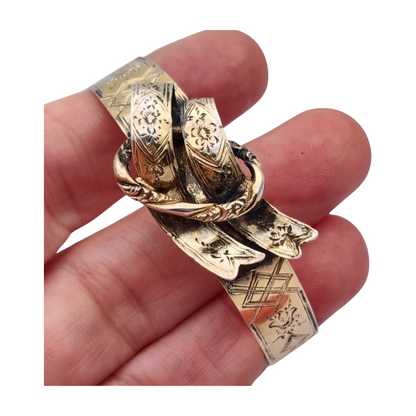 Brazalete victoriano europeo en plata dorada grabado floral con lazo central, finales siglo XIX