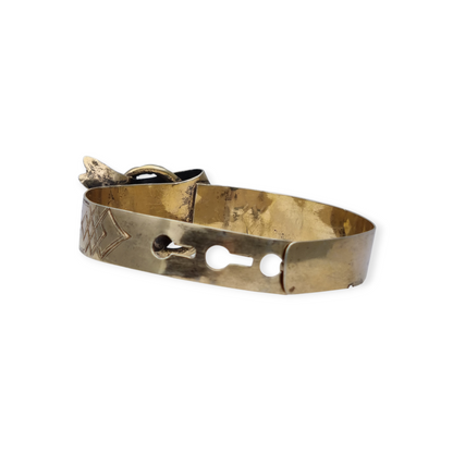 Brazalete victoriano europeo en plata dorada grabado floral con lazo central, finales siglo XIX