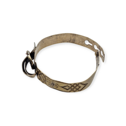 Brazalete victoriano europeo en plata dorada grabado floral con lazo central, finales siglo XIX