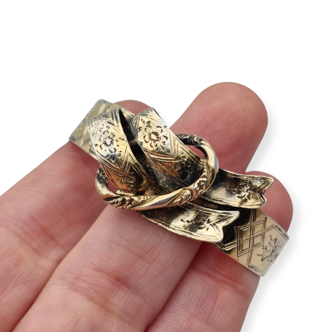 Brazalete victoriano europeo en plata dorada grabado floral con lazo central, finales siglo XIX