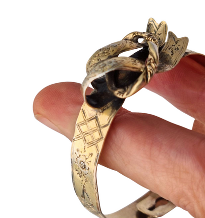 Brazalete victoriano europeo en plata dorada grabado floral con lazo central, finales siglo XIX