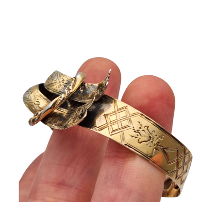 Brazalete victoriano europeo en plata dorada grabado floral con lazo central, finales siglo XIX