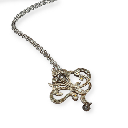 Colgante floral de plata con circonitas de inspiración victoriana, 60s-70s