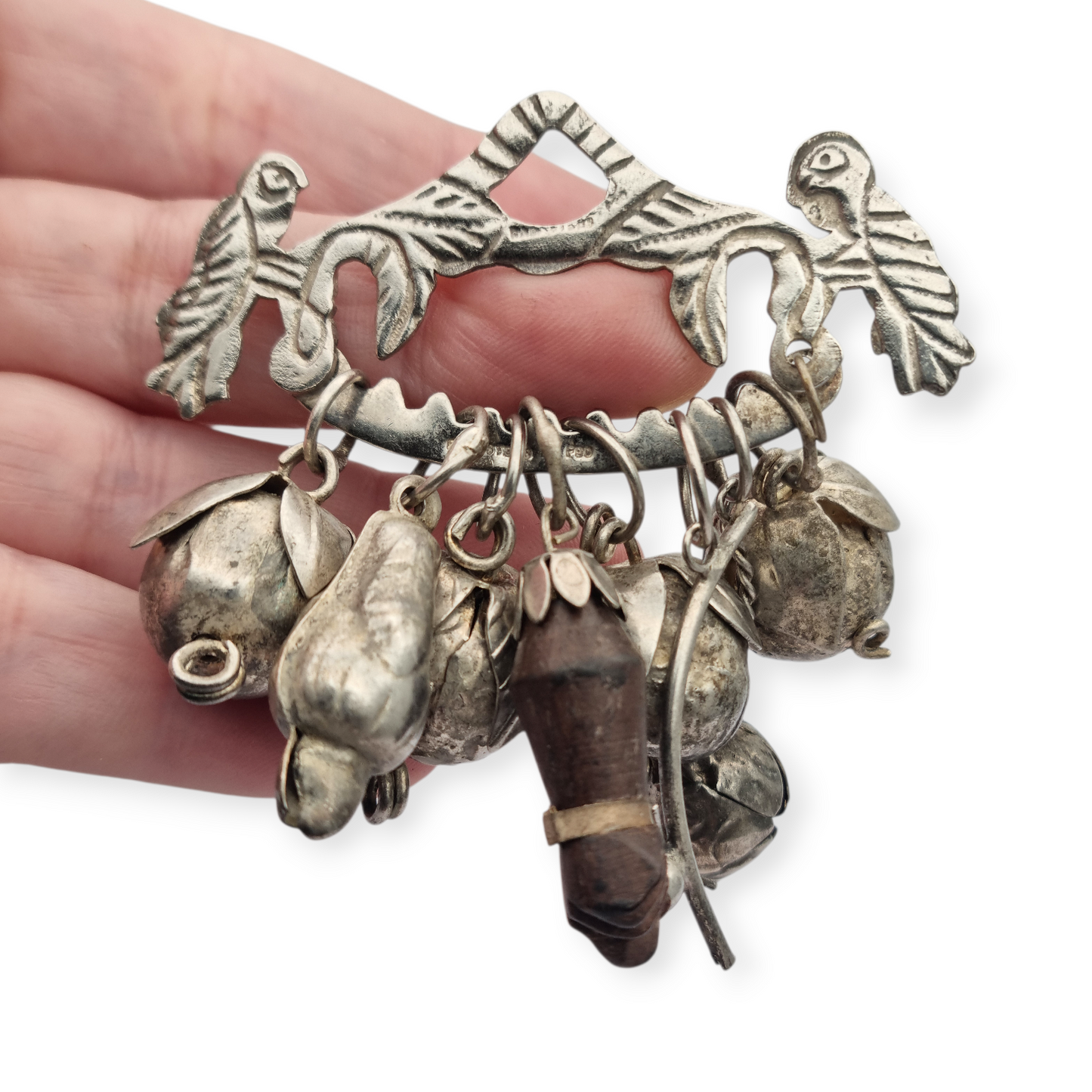 Penca Brasileña de Balangandán Ragastens en plata 900, broche amuleto 1950.