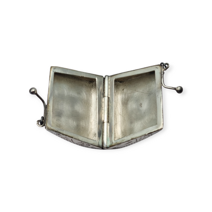 Monedero antiguo en plata 925 con cadena y grabado vegetal, años 60.