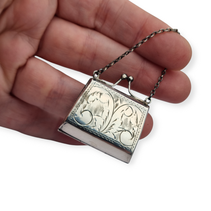 Monedero antiguo en plata 925 con cadena y grabado vegetal, años 60.