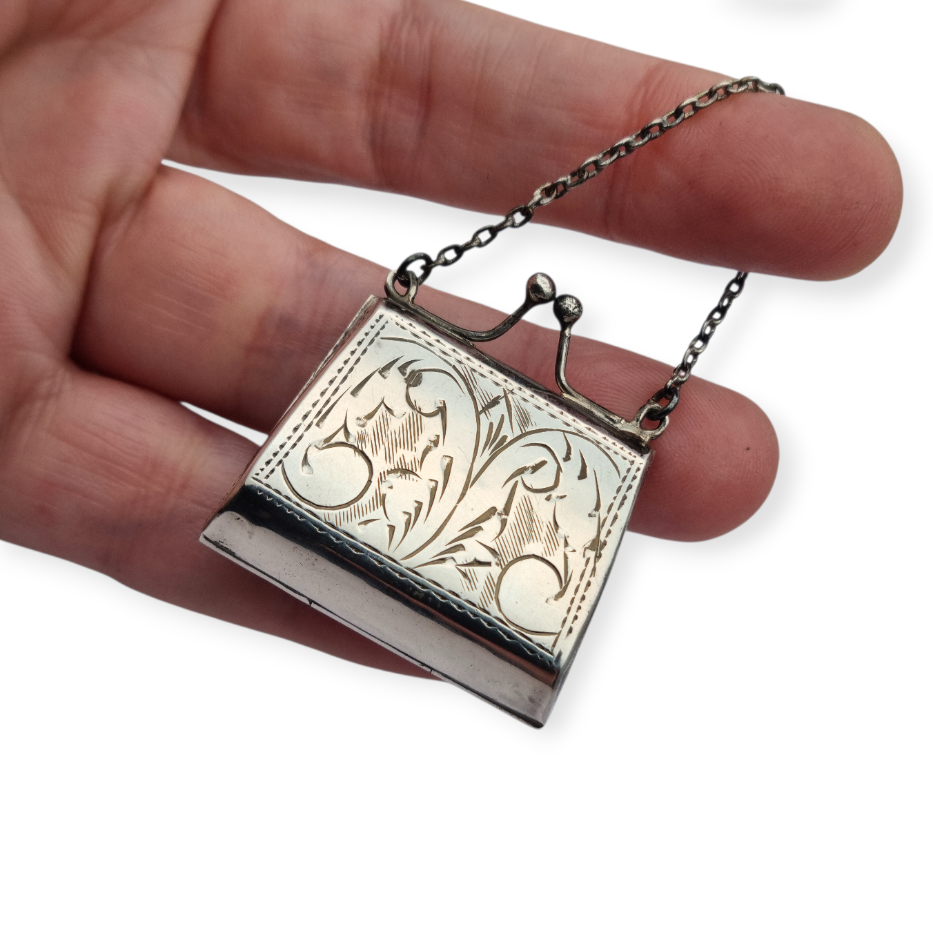 Monedero antiguo en plata 925 con cadena y grabado vegetal, años 60.