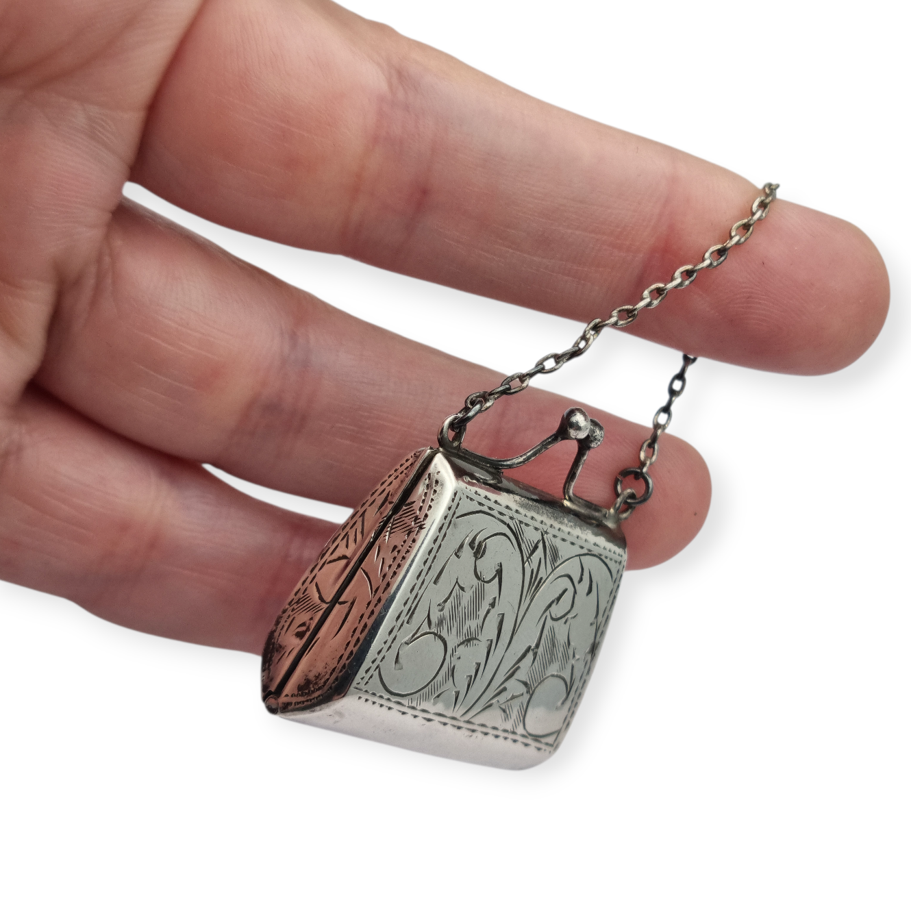 Monedero antiguo en plata 925 con cadena y grabado vegetal, años 60.