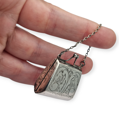 Monedero antiguo en plata 925 con cadena y grabado vegetal, años 60.