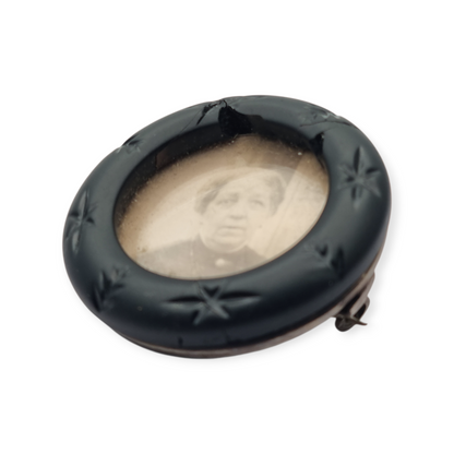 Guardapelo broche victoriano francés c.1900 en plata y vulcanita, “Breveté SGDG”