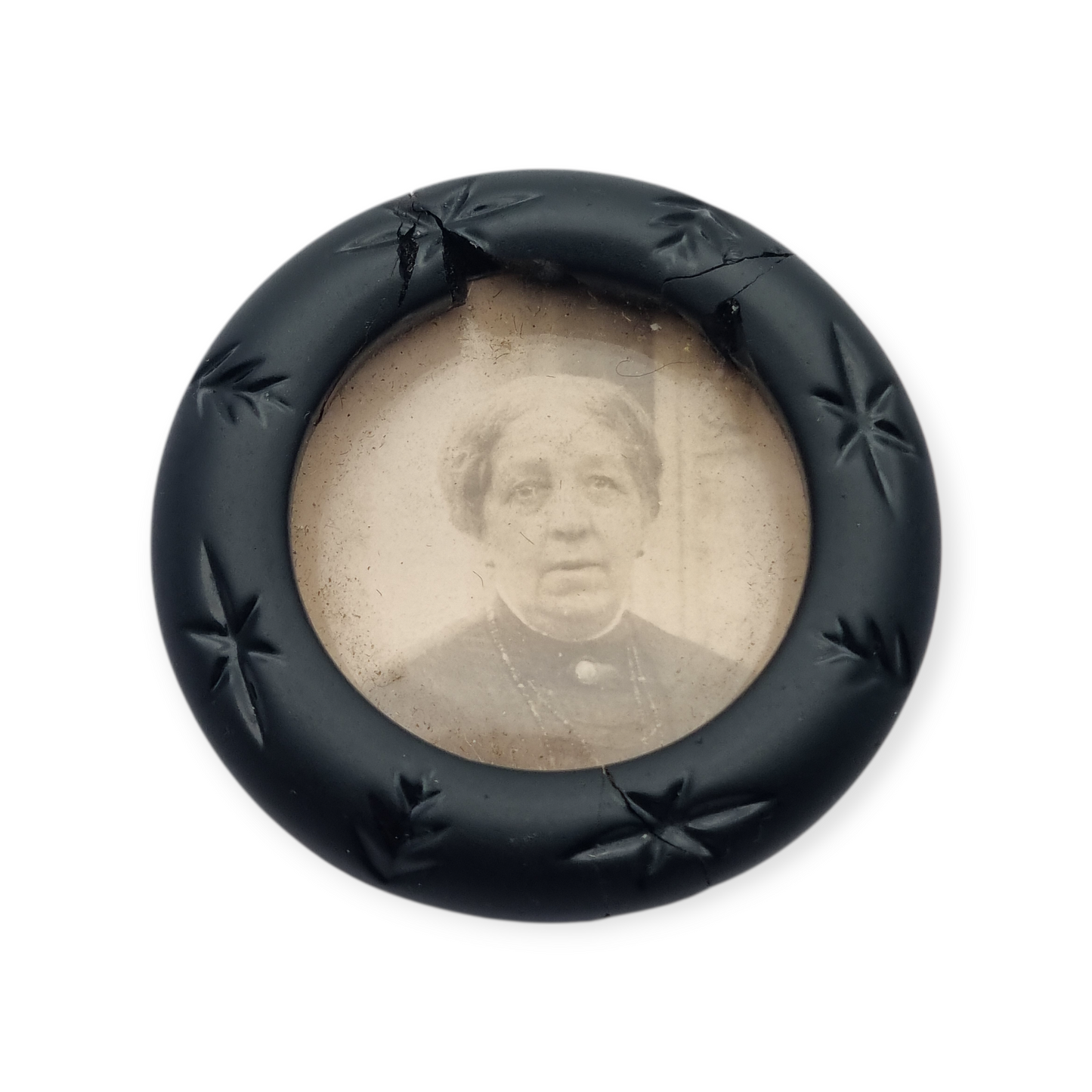 Guardapelo broche victoriano francés c.1900 en plata y vulcanita, “Breveté SGDG”