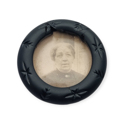 Guardapelo broche victoriano francés c.1900 en plata y vulcanita, “Breveté SGDG”