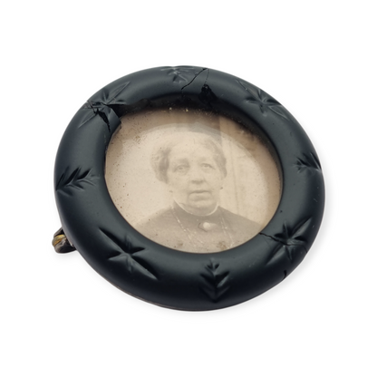 Guardapelo broche victoriano francés c.1900 en plata y vulcanita, “Breveté SGDG”