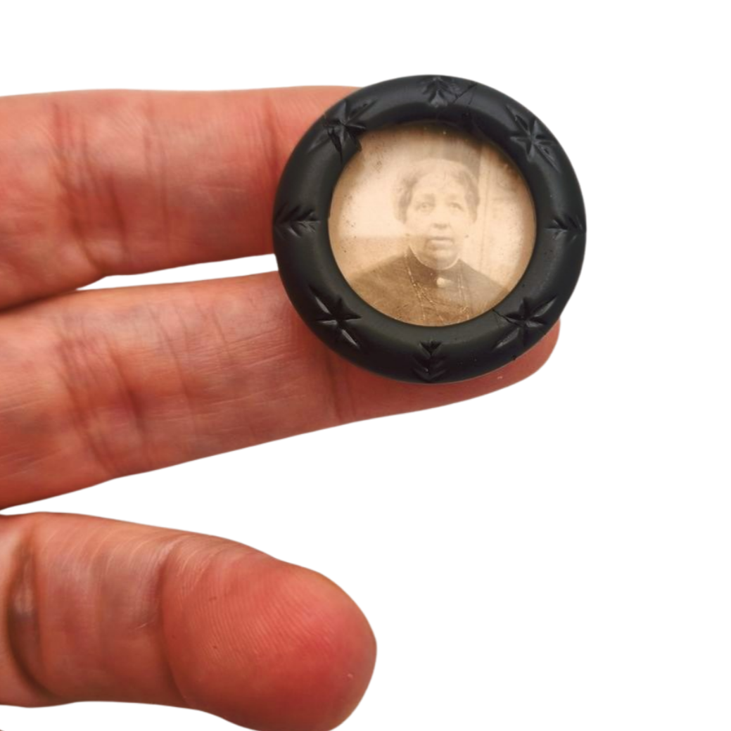 Guardapelo broche victoriano francés c.1900 en plata y vulcanita, “Breveté SGDG”