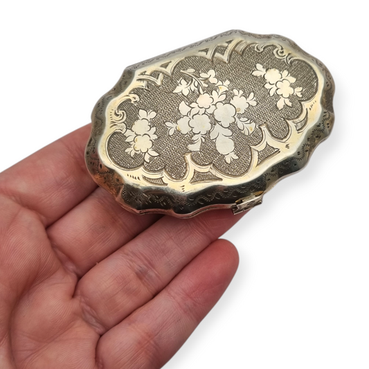 Art Nouveau silver coin purse, floral engraving, France circa 1900-1910