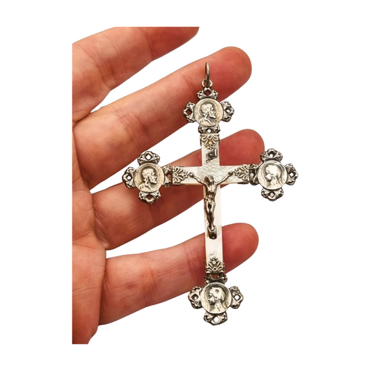 Cruz religiosa francesa plata y nácar con Cristo y medallones de santos circa 1910-1920