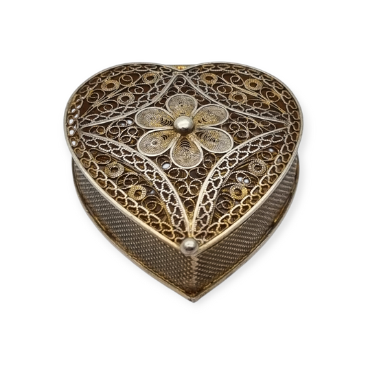 Caja de plata 800 italiana con filigrana y forma de corazón, años 60-70.