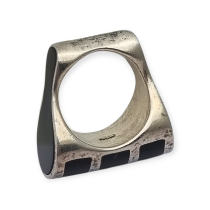 Anillo de diseño geométrico de plata y ónix negro, muy original, 1980