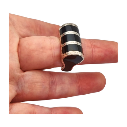 Anillo de diseño geométrico de plata y ónix negro, muy original, 1980