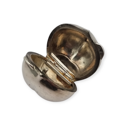 Caja miniatura de plata forma avellana en relieve naturalista, circa 1980